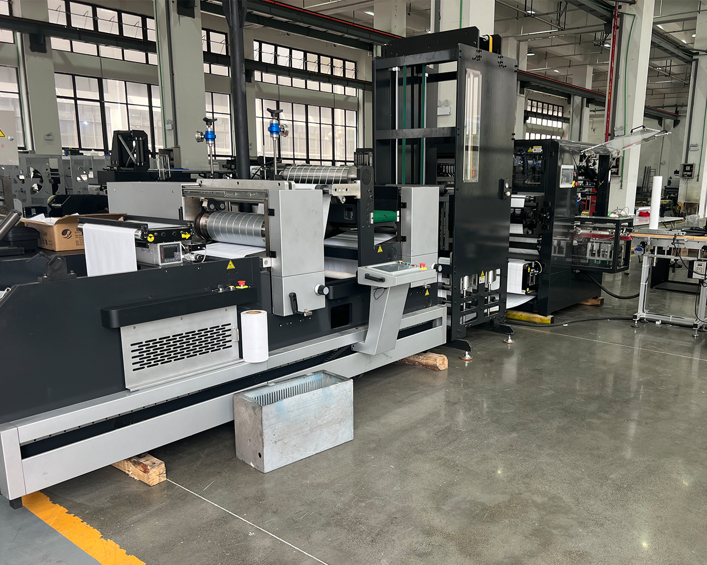 alt="Complete label converting machinery workshop, slitter rewinder, die cutting machine matched with label printing machine"