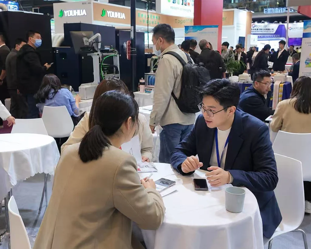 alt="Customer consult label printing machine at exhibition"