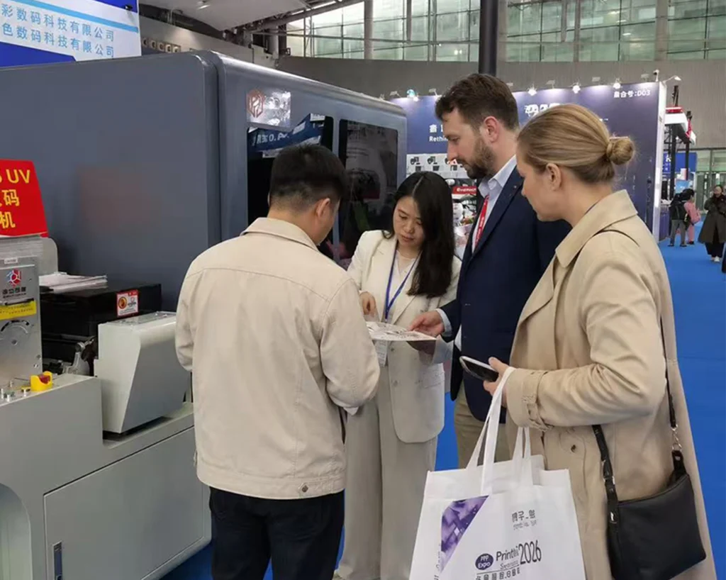 alt="Plate mounting machine exhibition booth showcase"