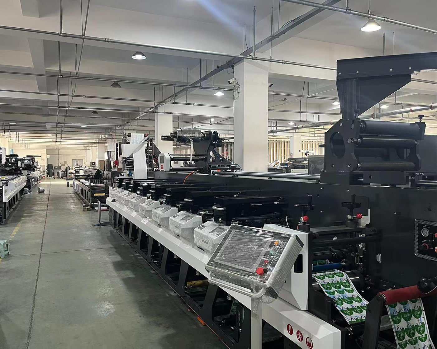alt="Workshop testing flexo plate mounting machine for label flexographic printing machine production"