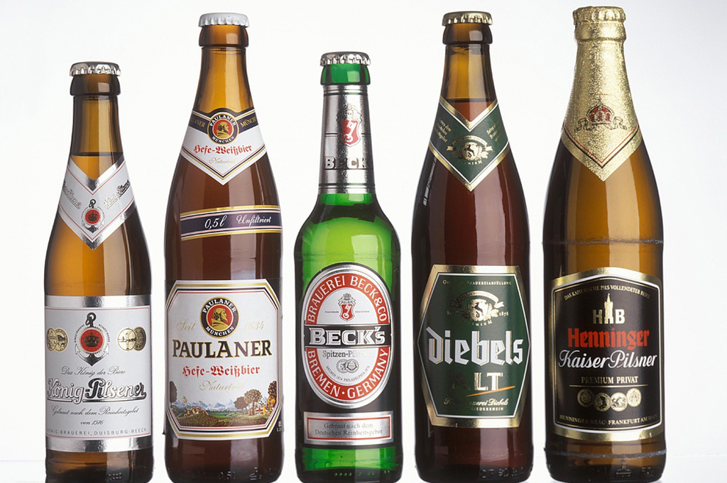 Multi-color flexographic labels on glass beer bottles for beverage industry applications